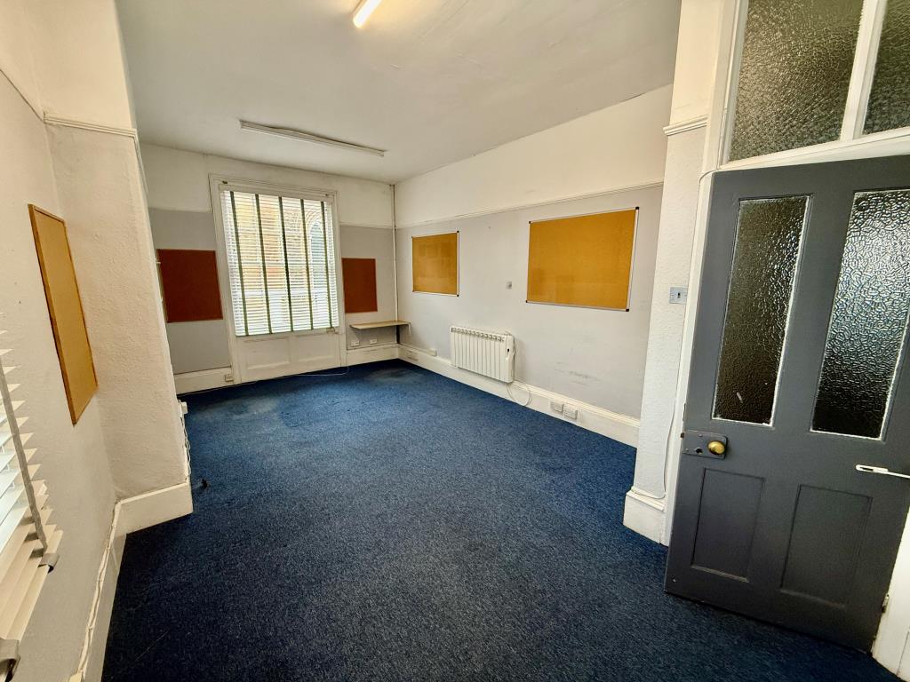 Lot: 44461 - ATTRACTIVE PERIOD BUILDING WITH POTENTIAL - First floor